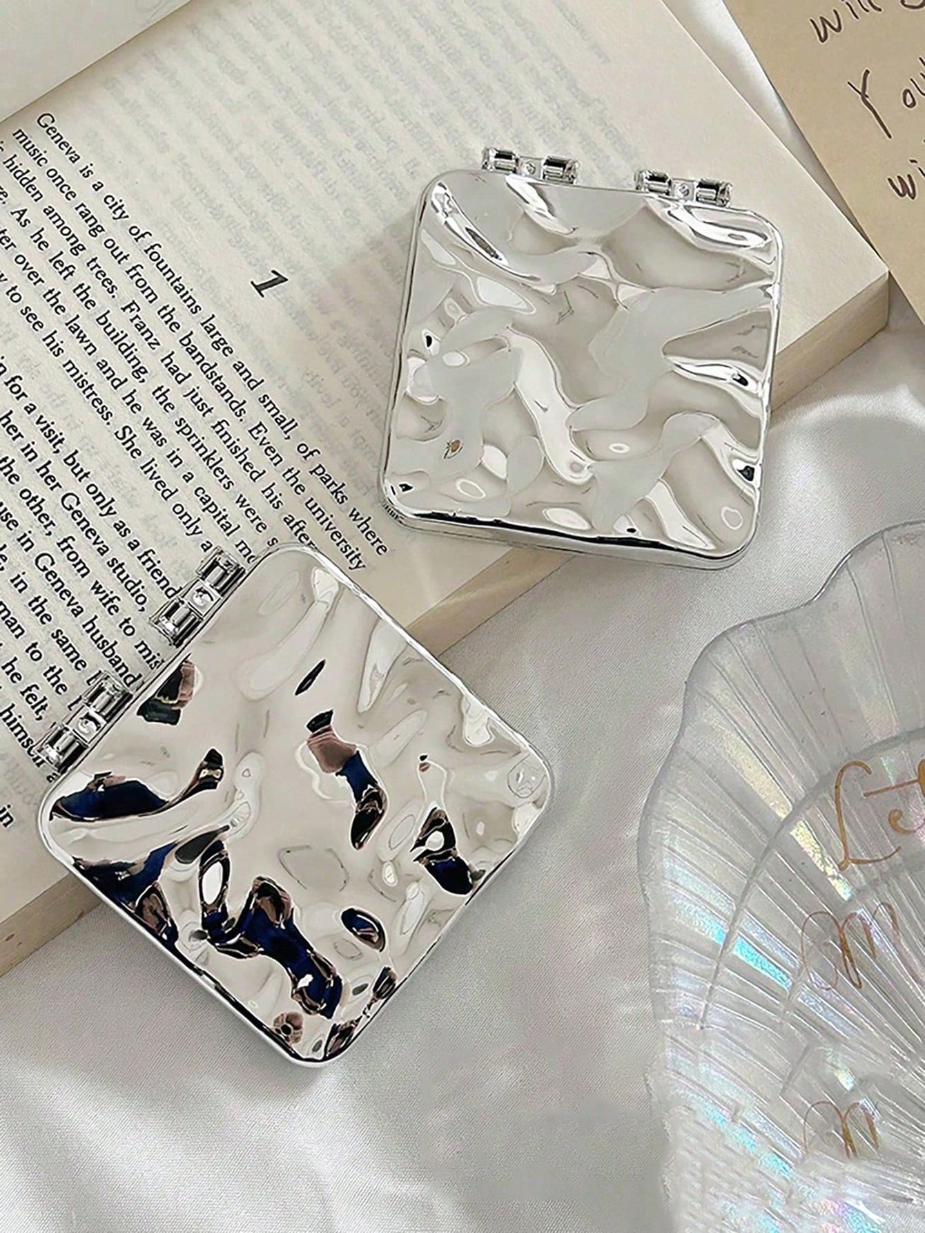 Portable Folding Makeup Mirror - Makeup Beauty Y2K Style recensione e prezzo