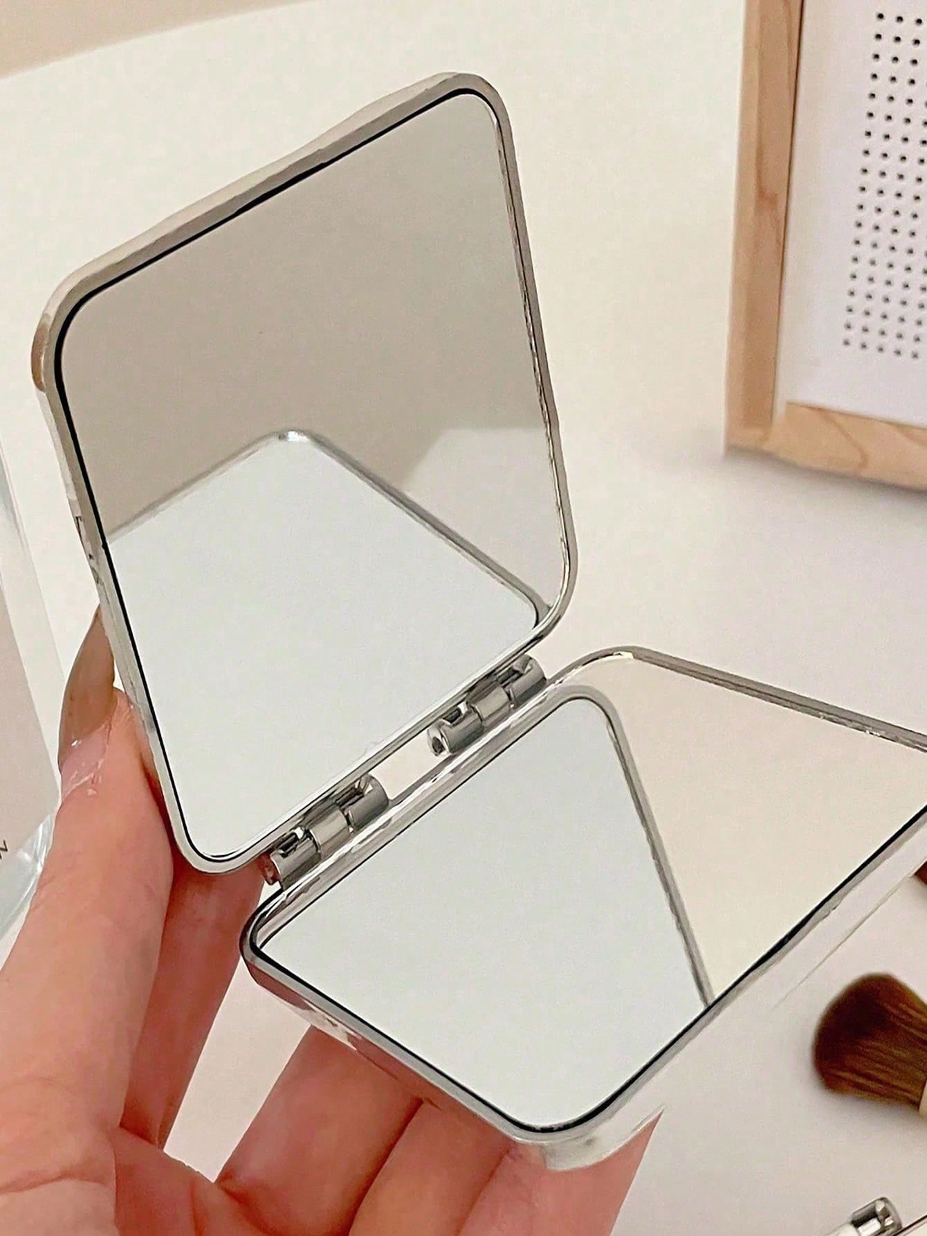 Portable Folding Makeup Mirror - Makeup Beauty Y2K Style recensione e prezzo